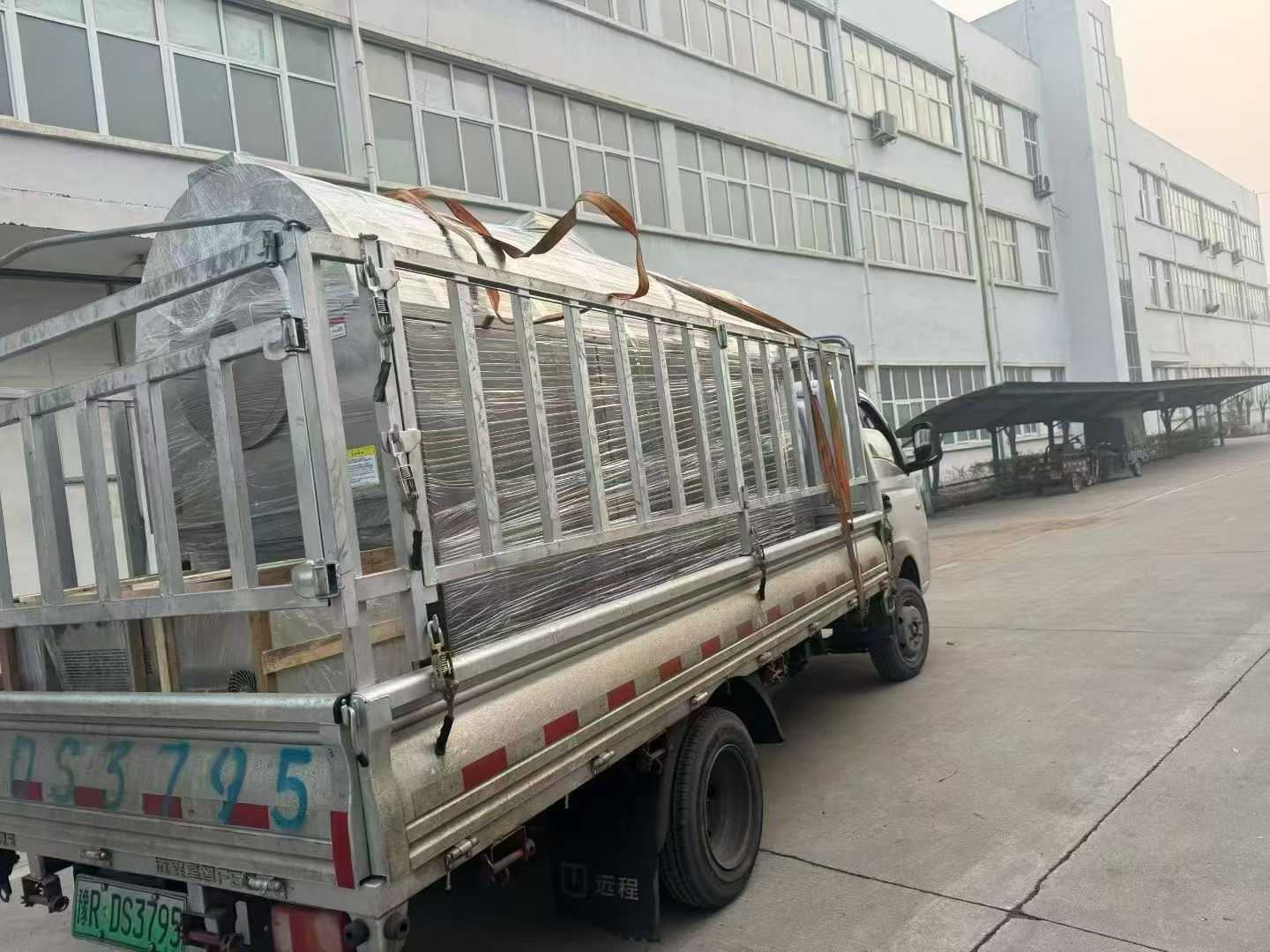 河南客戶(hù)復(fù)購(gòu)的500斤電磁炒花生果設(shè)備專(zhuān)車(chē)發(fā)貨