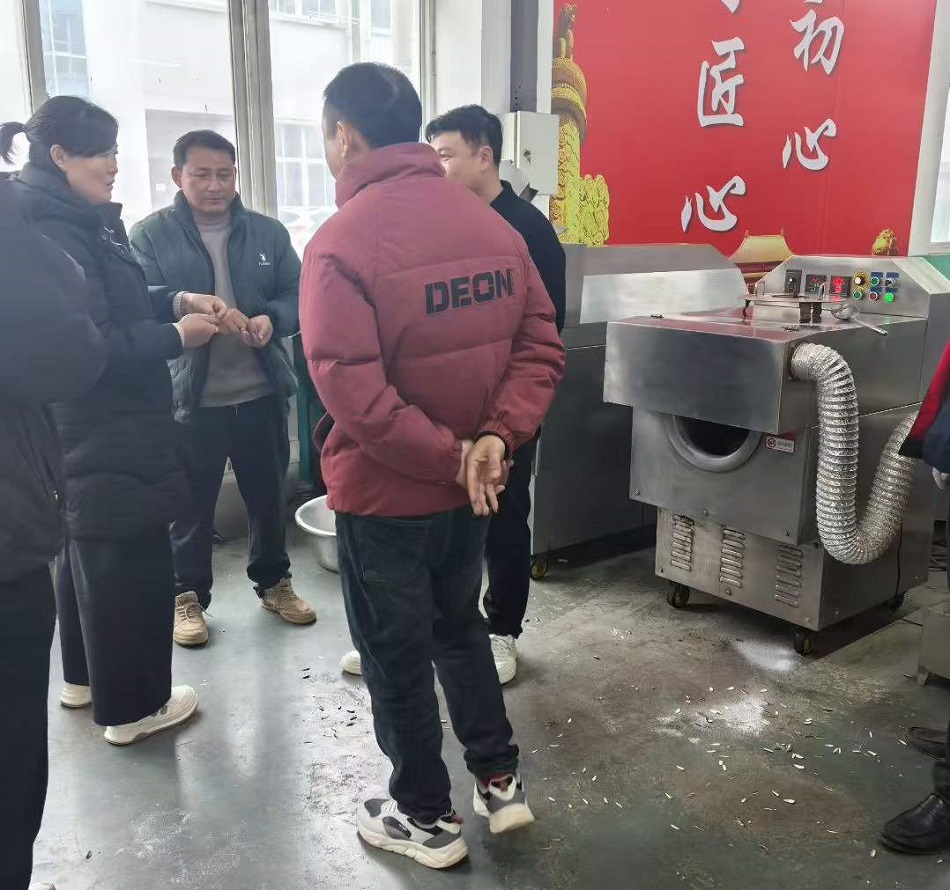 山東客戶現(xiàn)場考察訂購許昌智工中型電磁炒貨機(jī)